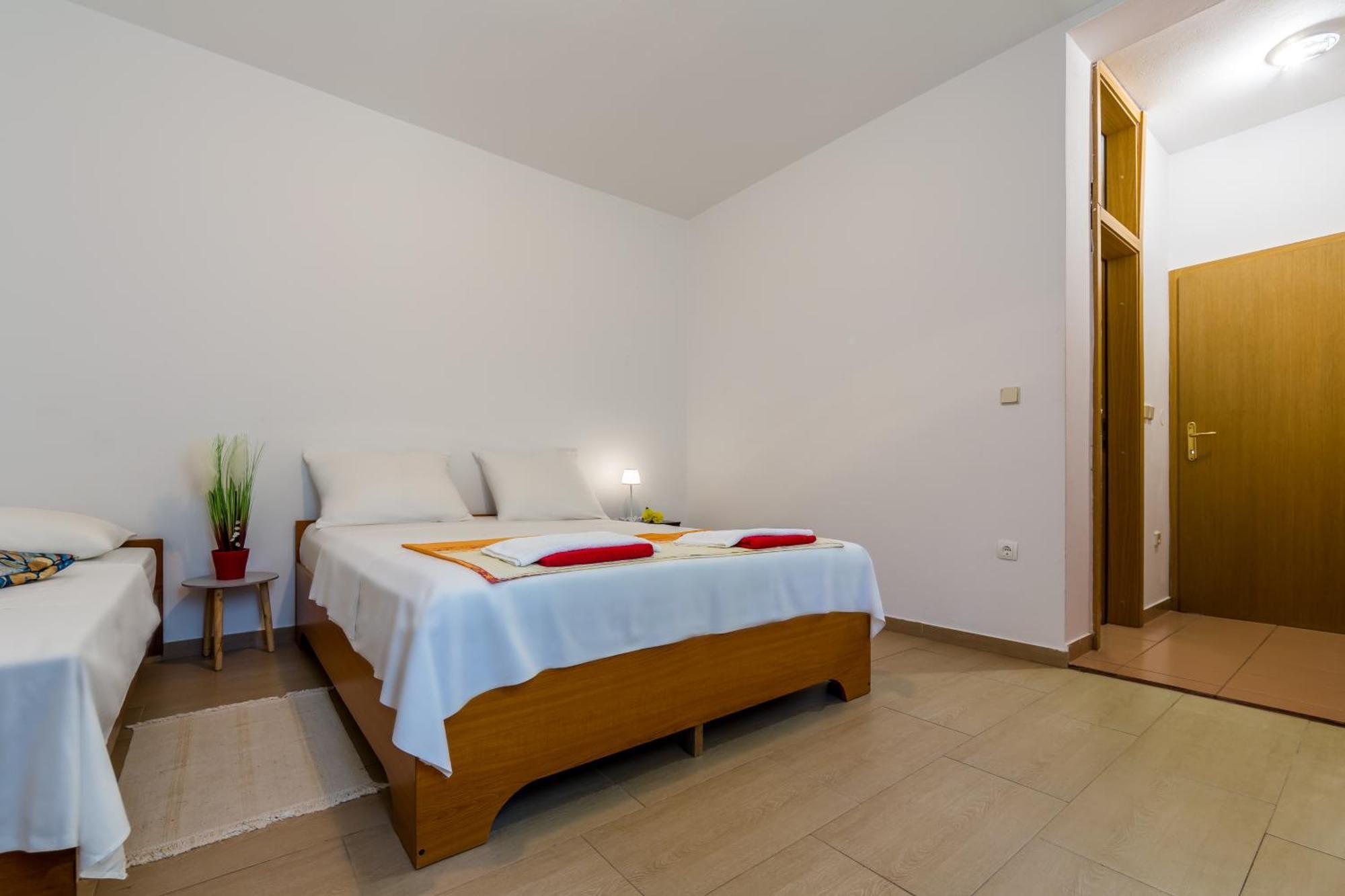 Apartments Claudia Smrika Bagian luar foto